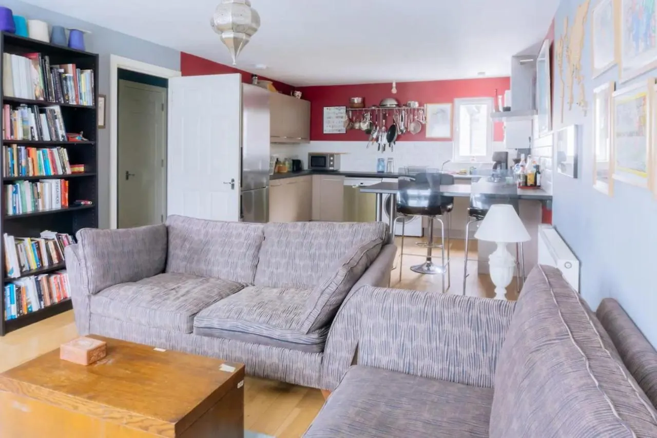 Stylish 3 Bedroom Apartment Near Hollyrood Park Edinburgh United Kingdom