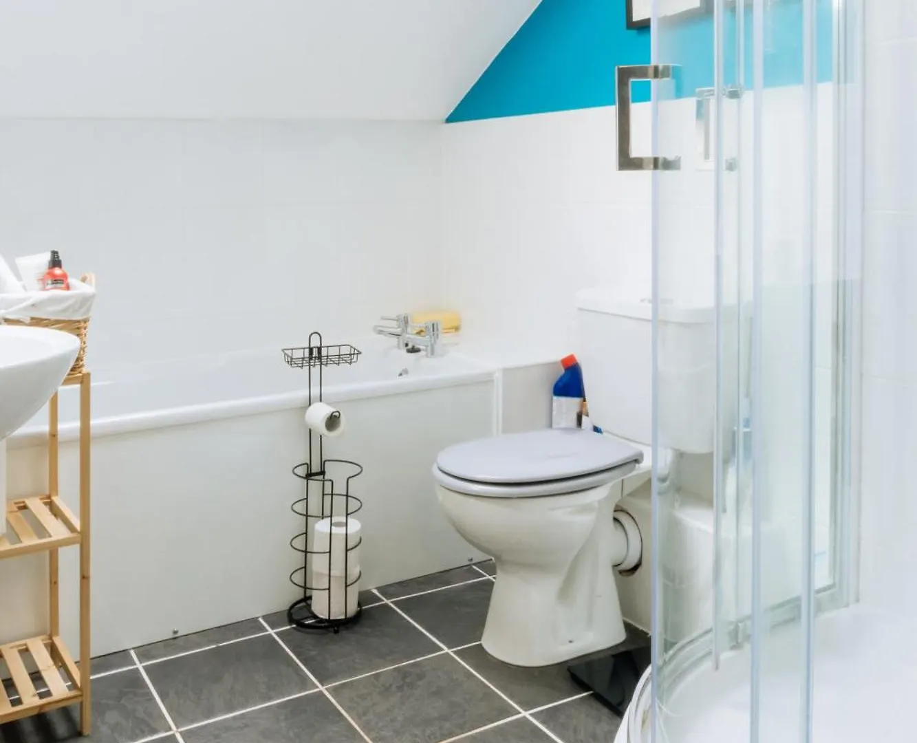 Stylish 3 Bedroom Apartment Near Hollyrood Park Edinburgh