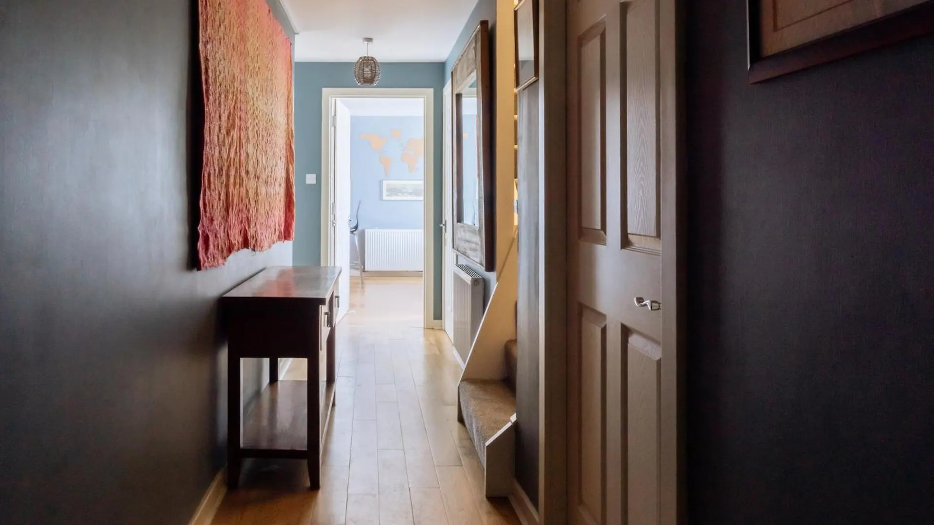 Stylish 3 Bedroom Apartment Near Hollyrood Park Edinburgh