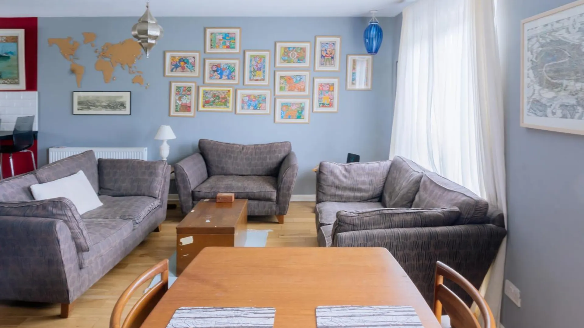 Stylish 3 Bedroom Apartment Near Hollyrood Park Edinburgh