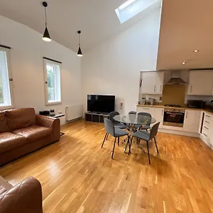 Private Parking 2 Bed 2 Bath Apartment