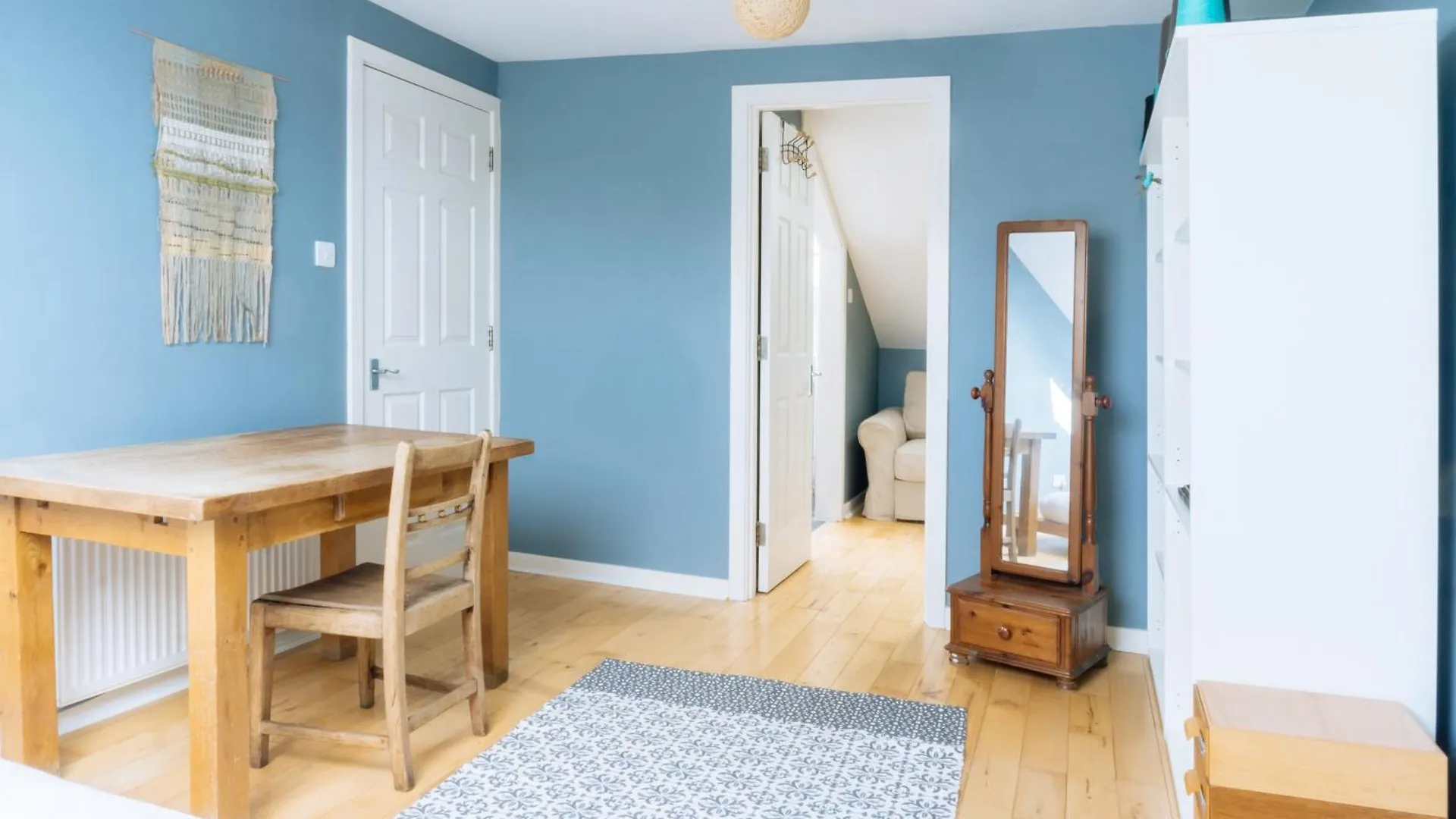Stylish 3 Bedroom Apartment Near Hollyrood Park Edinburg