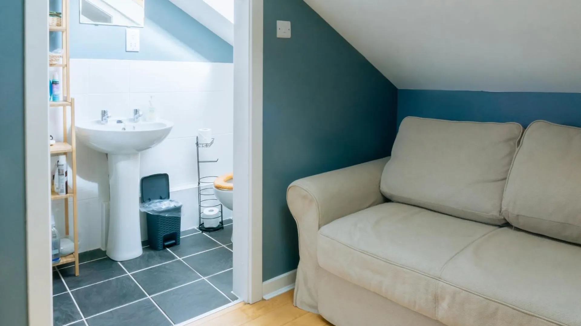 Stylish 3 Bedroom Apartment Near Hollyrood Park Edinburg